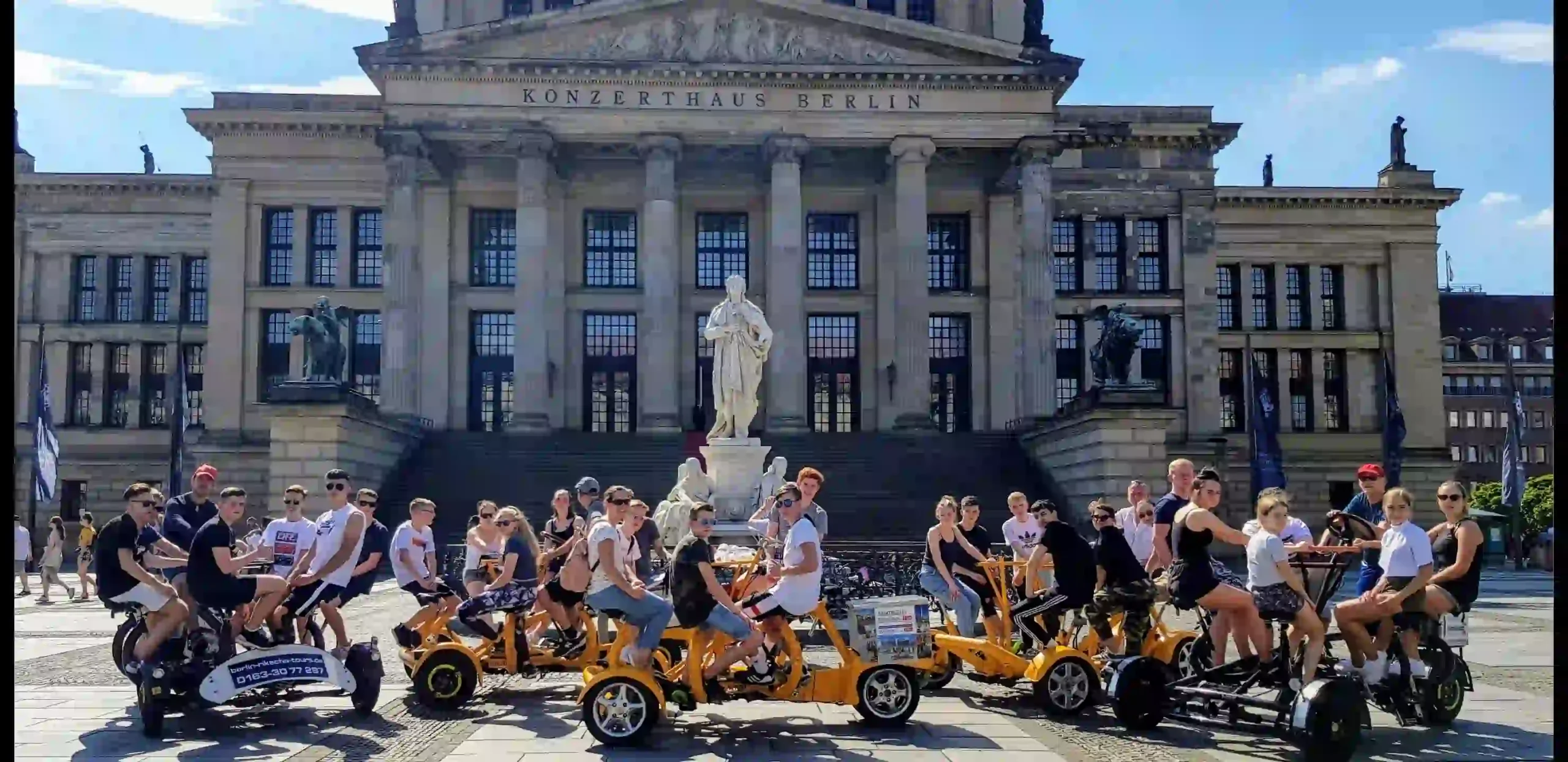 Große Schülergruppe erlebt Geschichte live auf dem Mehrpersonenfahrrad in Berlin am Konzerthaus