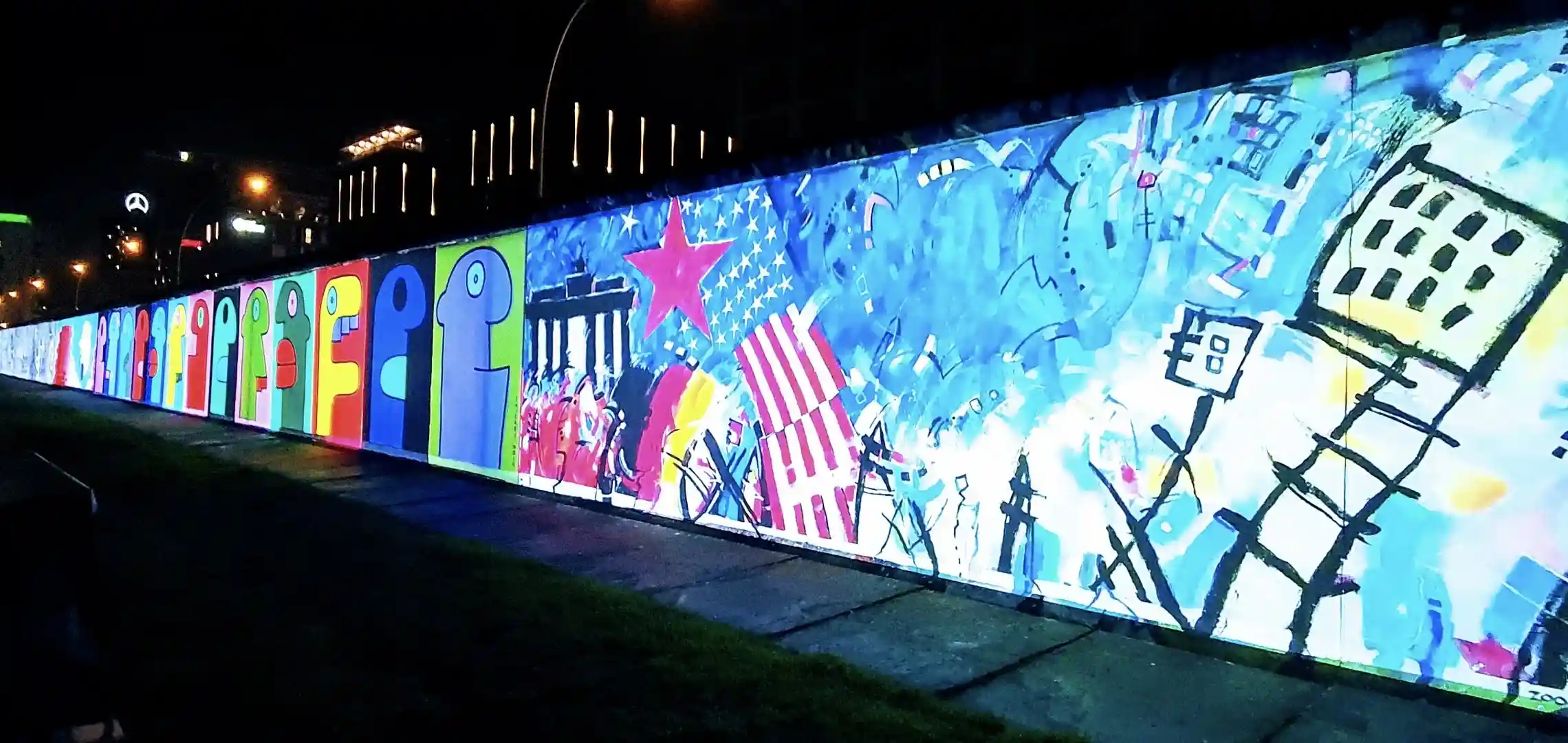 Abendliche Lichtertour vor der beleuchteten East Side Gallery im Lichtermeer Berlins