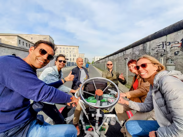 Auf dem Conferencebike an der Mauer, Reichsluftfahrtministerium, Topographie of Terror, entlang der Mauer mit lächelnden Menschen
