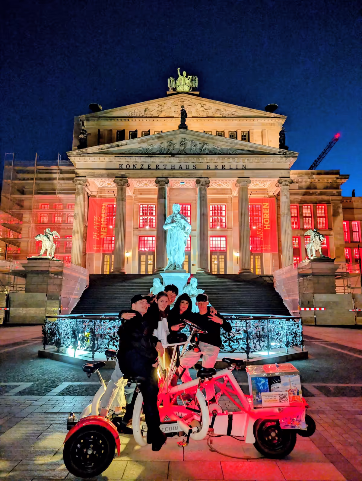 Sightseeing am Abends mit dem Conferencebike über den Gendarmenmarkt
