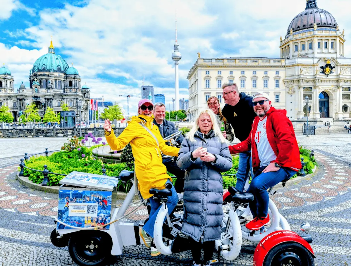 Exklusive Stadtrundfahrt mit dem original Conferencebike in Berlin vor der Kulisse von Stadtschloss und Berliner Dom.