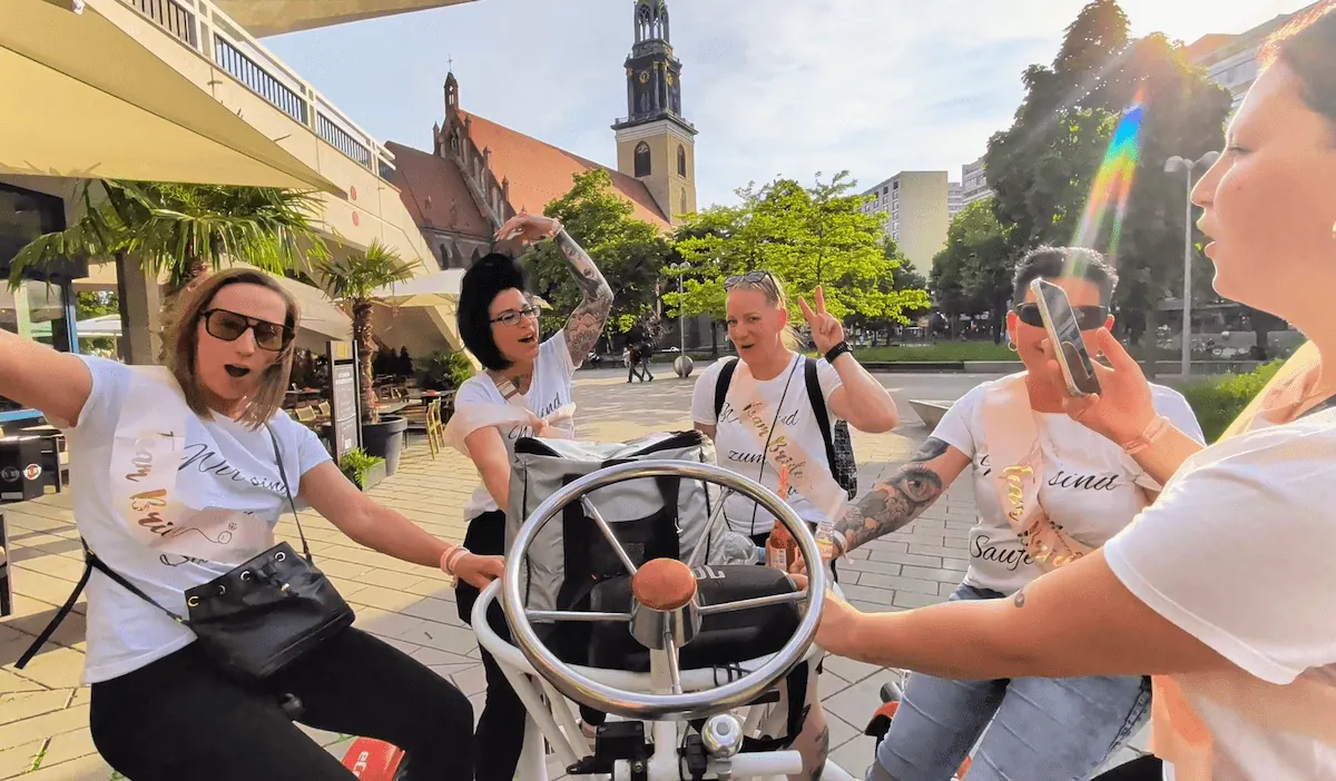 Frauen JGA Gruppe feiert auf dem Conferencebike am Alexanderplatz Berlin