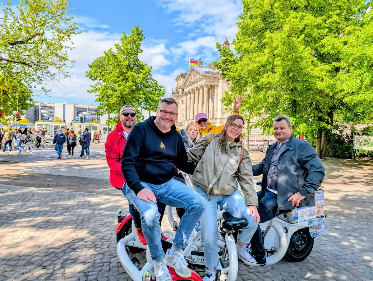 Teambike Sightseeing Berlin am Reichstag - Conference Bike buchen