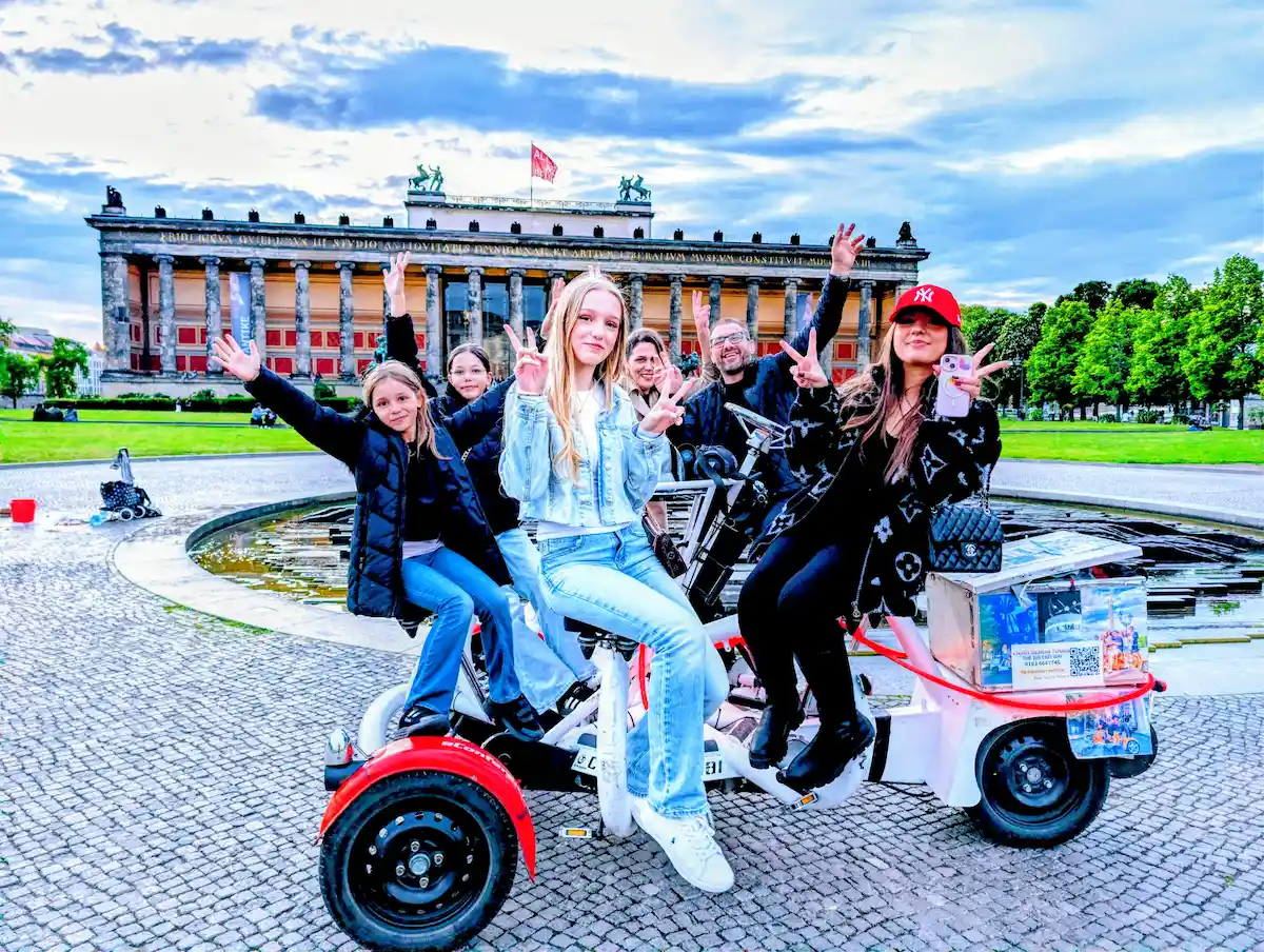 Konferenzrad Berlin Mitte am Brandenburger Tor - Teambike und Funbike-Alternative