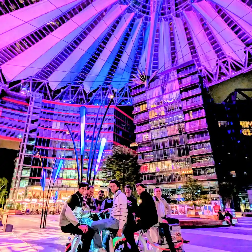 Sonderfahrten zum Festival of Lights auf dem beleuchteten Gruppenfahrrad