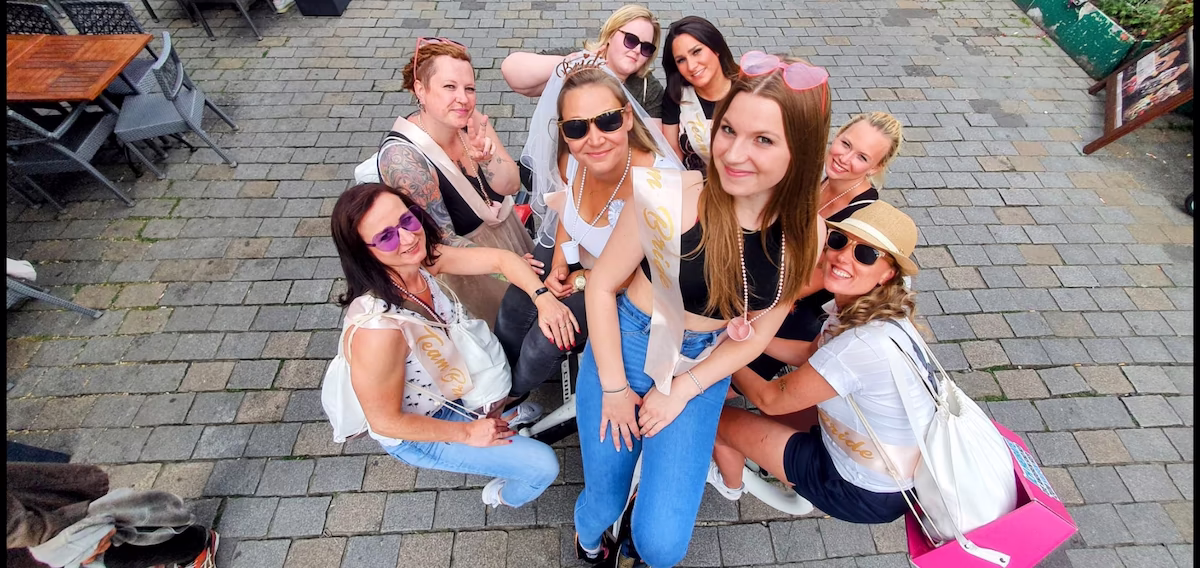 JGA Berlin Frauen Gruppe am Teambike