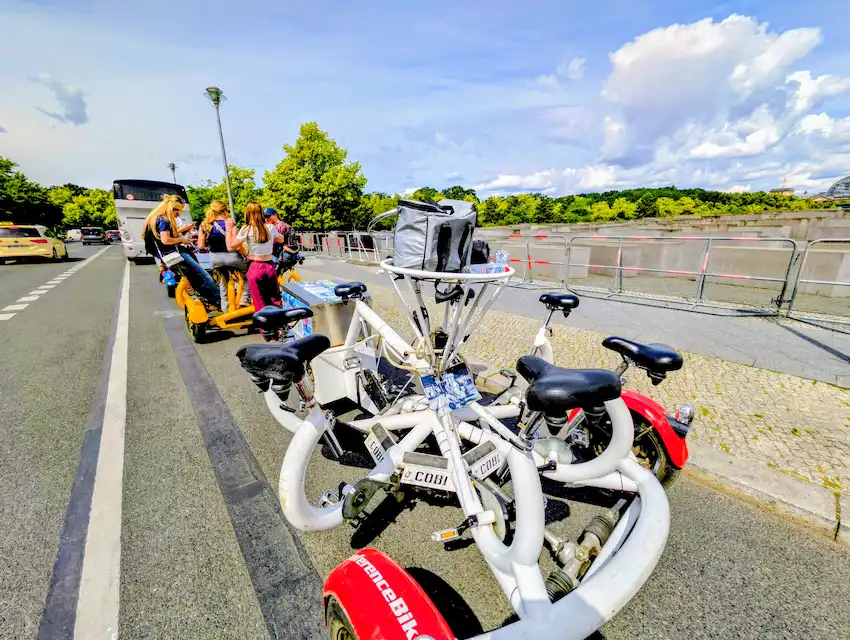 Gemeinsamer Fahrspaß und historische Entdeckungen auf dem Conferencebike am Holocaust Mahnmal