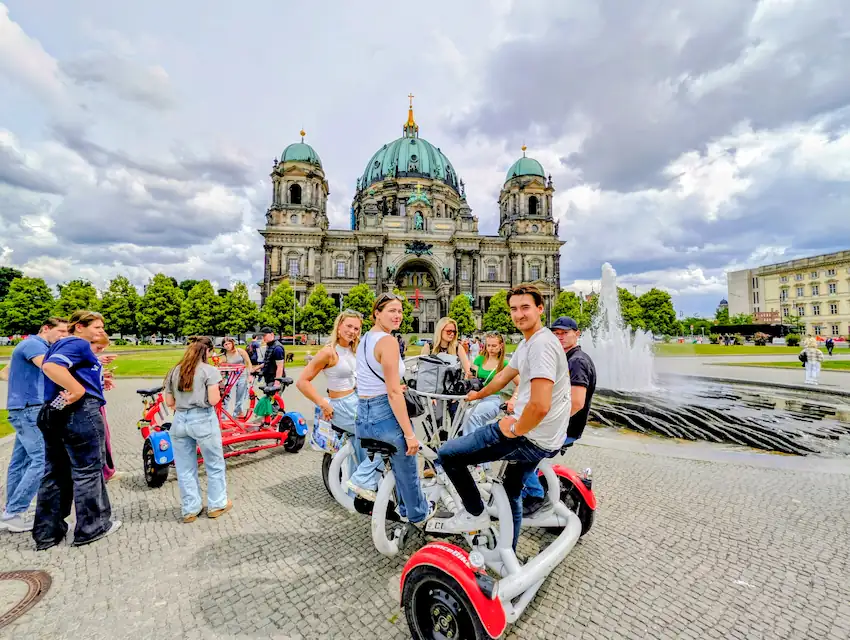 Schulklasse erlebt Berlin auf dem Gruppenfahrrad direkt vor dem Berliner Dom