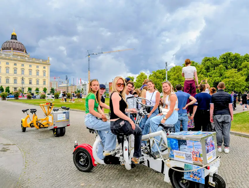 Schüler erleben Berliner Sehenswürdigkeiten live auf dem Mehrpersonenfahrrad vor dem Stadtschloss