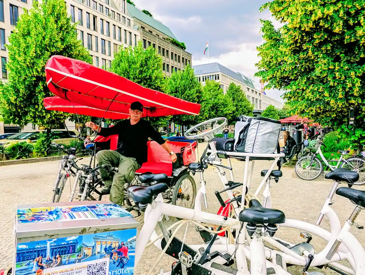 Großes Gruppen-Event in Berlin: Korso-Fahrt mit dem original Conference Bike und begleitenden E-Rikschas
