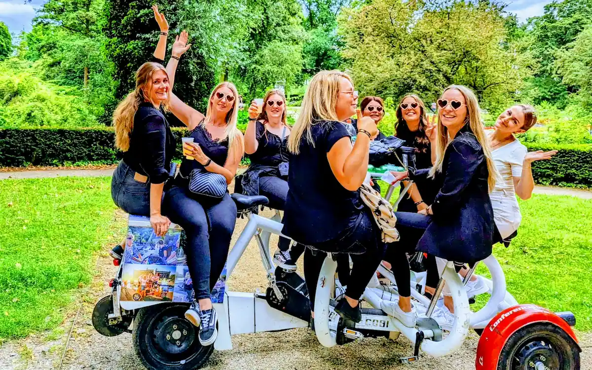 Gemeinsamer Zwischenstopp auf der Gruppenfahrrad Tiergarten Tour abseits des Berliner Verkehrs