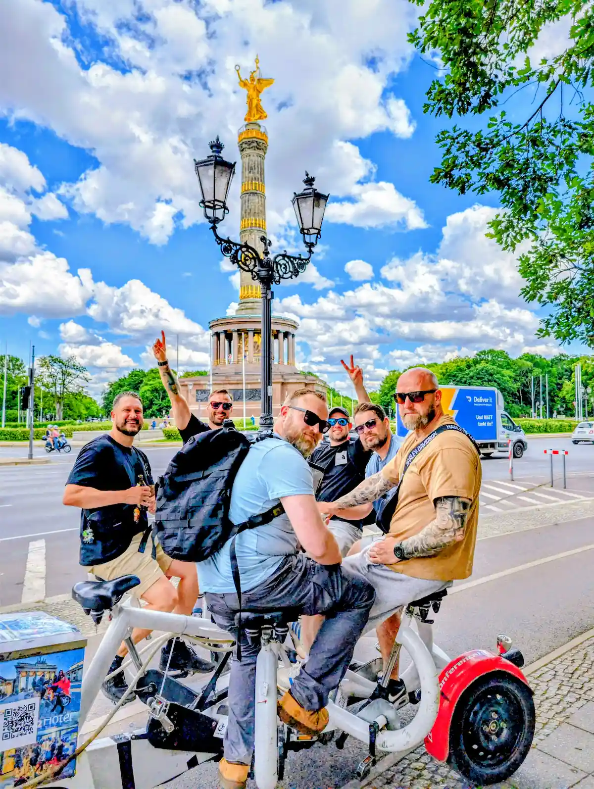 Event-Gruppe auf dem Gruppenfahrrad im Tiergarten Berlin direkt an der goldenen Siegessäule