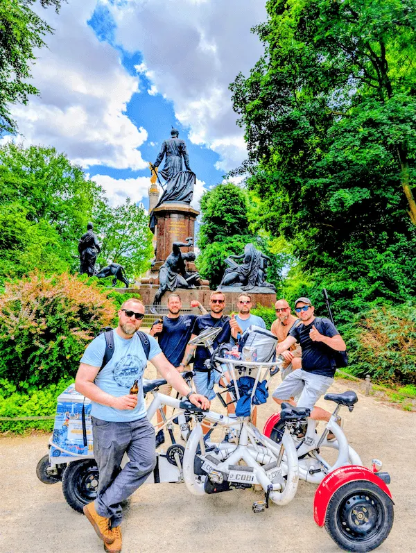 Coole Gruppe auf dem Big Easy Tours Conference Bike im Berliner Tiergarten vor der Siegessäule