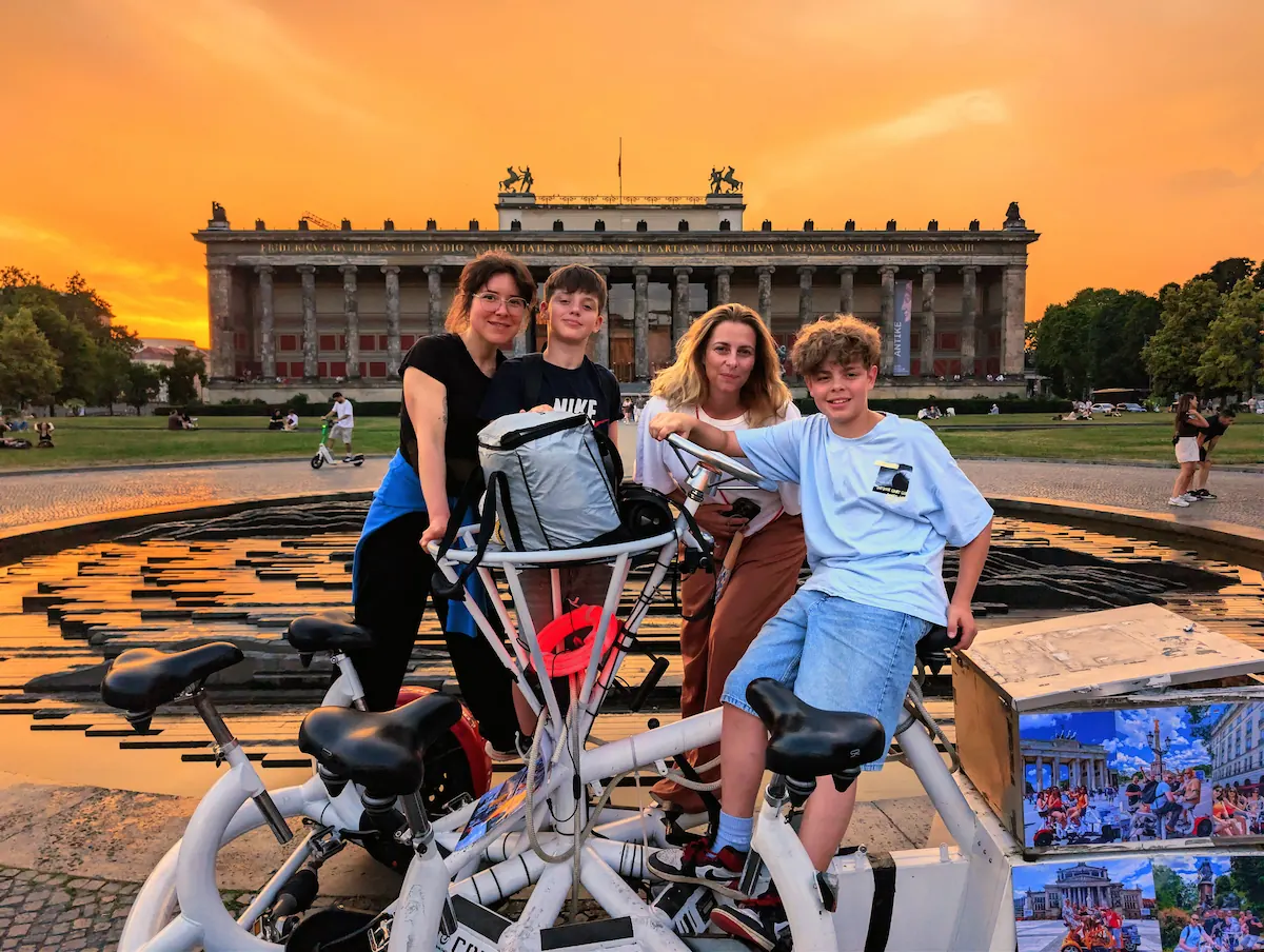 Romantische Abend-Tour im Sonnenuntergang am Lustgarten Berlin mit dem original Big Easy Tours Conference Bike