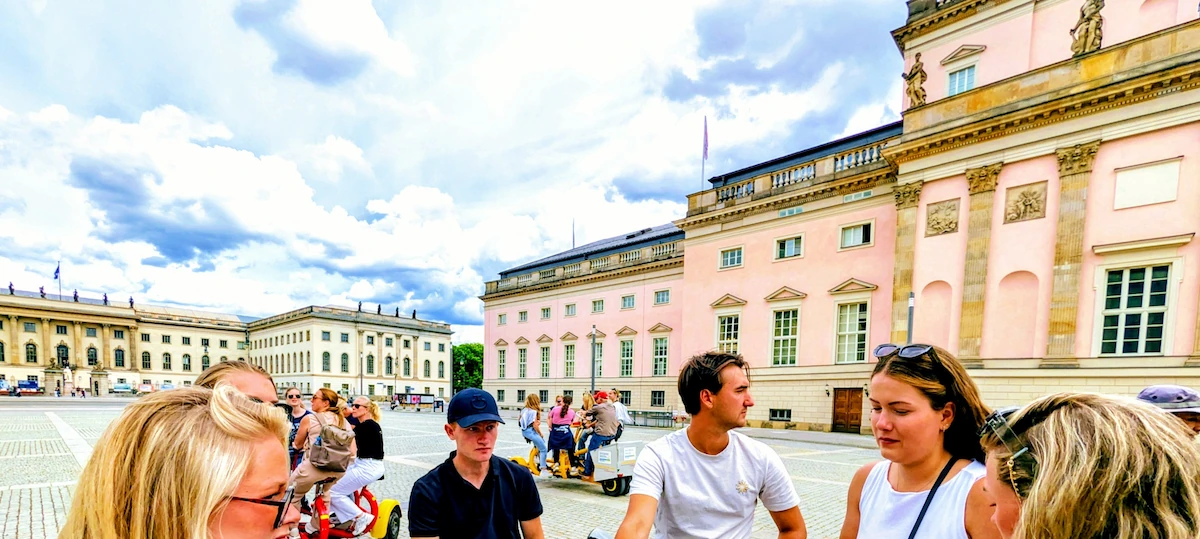 Klassenfahrt Berlin - Schulklassen auf dem original Teambike und Gruppenfahrrad auf dem Bebelplatz
